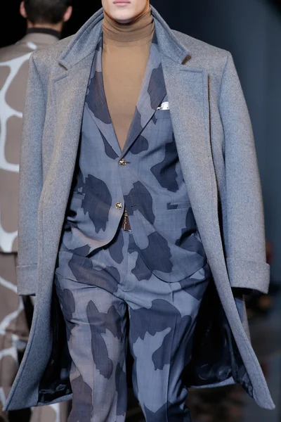 Look 16